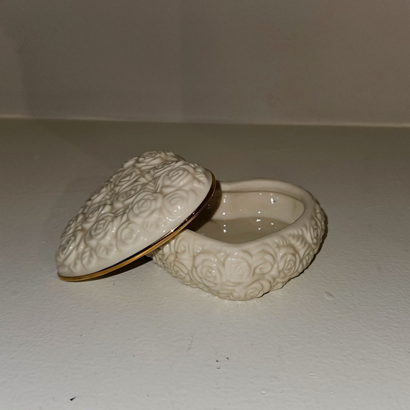 Vintage Rose Detailed Heart Box - Picture 1 of 10